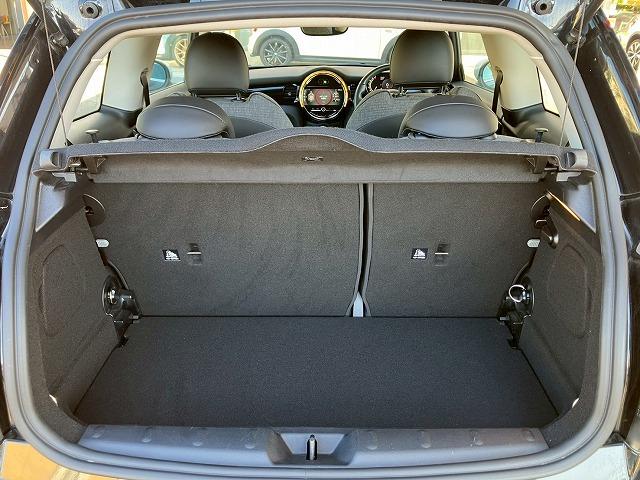 ＭＩＮＩ ３ドア　ＣＯＯＰＥＲ　Ｃｌａｓｓｉｃ　ＴＲＩＭ　Ａｐｐｌｅ　Ｃａｒ　Ｐｌａｙ　バックカメラ　アダクティブクルーズコントロール　ＥＴＣ　コンフォートアクセス　インテリジェントセーフティー　ドライビングモード　レインセンサー　オートライト（27枚目）