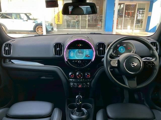 ＭＩＮＩ クーパーＤ　クロスオーバー・シャドー・エディション　シートヒーター　革シート　アダクティブクルーズコントロール　電動リアゲート　Ａｐｐｌｅ　Ｃａｒ　Ｐｌａｙ　バックカメラ　インテリジェントセーフティー　コンフォートアクセス　ドライビングモード（3枚目）