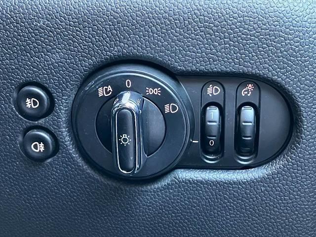 ＭＩＮＩ ５ドア　ＣＯＯＰＥＲ　純正ナビ　バックカメラ　ＥＴＣ　レインセンサー　オートライト　ＨＩＤヘッドライト　アイドリングストップ　プッシュスタート　リアコーナーセンサー（7枚目）