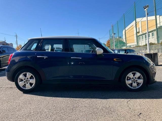 ＭＩＮＩ ５ドア　ＣＯＯＰＥＲ　純正ナビ　バックカメラ　ＥＴＣ　レインセンサー　オートライト　ＨＩＤヘッドライト　アイドリングストップ　プッシュスタート　リアコーナーセンサー（12枚目）