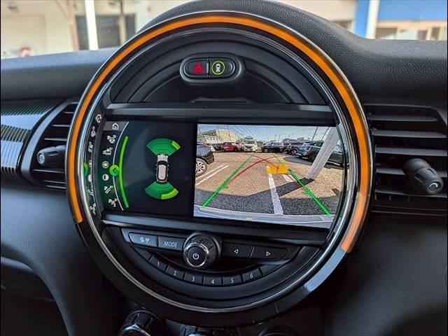 MINI 5ドア COOPER S 60イヤーズエディション シートヒーター アダクティブクルーズコントロール 革シート コンフォートアクセス インテリジェントセーフティー レインセンサー オートライト ドライビングモード コーナーセンサー(5枚目)