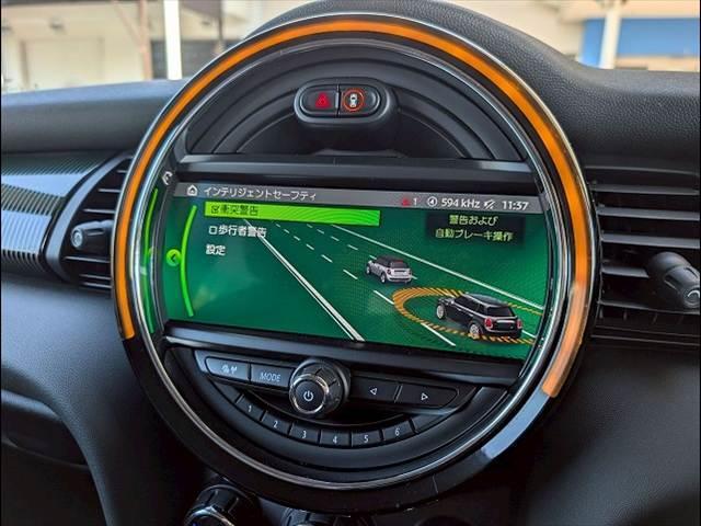 MINI 5ドア COOPER S 60イヤーズエディション シートヒーター アダクティブクルーズコントロール 革シート コンフォートアクセス インテリジェントセーフティー レインセンサー オートライト ドライビングモード コーナーセンサー(6枚目)