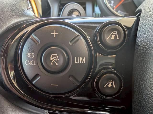 MINI 5ドア COOPER S 60イヤーズエディション シートヒーター アダクティブクルーズコントロール 革シート コンフォートアクセス インテリジェントセーフティー レインセンサー オートライト ドライビングモード コーナーセンサー(7枚目)