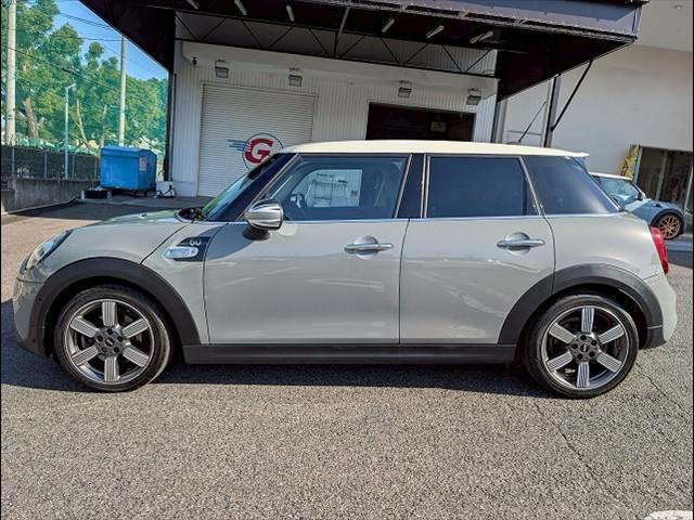 MINI 5ドア COOPER S 60イヤーズエディション シートヒーター アダクティブクルーズコントロール 革シート コンフォートアクセス インテリジェントセーフティー レインセンサー オートライト ドライビングモード コーナーセンサー(16枚目)