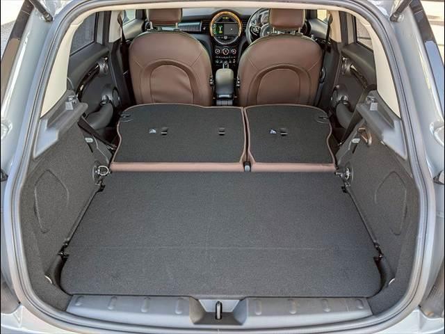 MINI 5ドア COOPER S 60イヤーズエディション シートヒーター アダクティブクルーズコントロール 革シート コンフォートアクセス インテリジェントセーフティー レインセンサー オートライト ドライビングモード コーナーセンサー(19枚目)