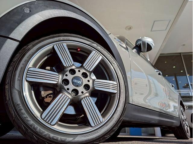 MINI 5ドア COOPER S 60イヤーズエディション シートヒーター アダクティブクルーズコントロール 革シート コンフォートアクセス インテリジェントセーフティー レインセンサー オートライト ドライビングモード コーナーセンサー(21枚目)