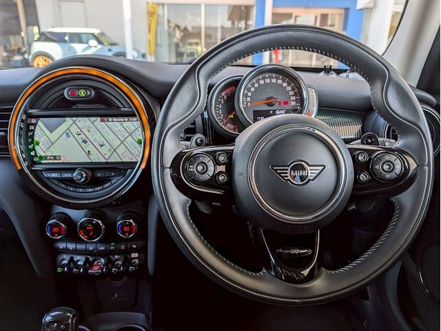 MINI 5ドア COOPER S 60イヤーズエディション シートヒーター アダクティブクルーズコントロール 革シート コンフォートアクセス インテリジェントセーフティー レインセンサー オートライト ドライビングモード コーナーセンサー(34枚目)