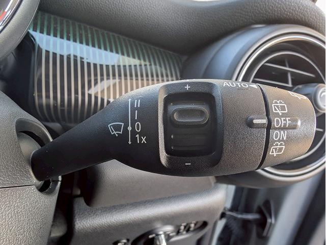 MINI 5ドア COOPER S 60イヤーズエディション シートヒーター アダクティブクルーズコントロール 革シート コンフォートアクセス インテリジェントセーフティー レインセンサー オートライト ドライビングモード コーナーセンサー(40枚目)