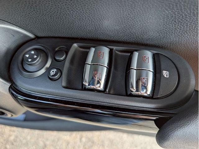 MINI 5ドア COOPER S 60イヤーズエディション シートヒーター アダクティブクルーズコントロール 革シート コンフォートアクセス インテリジェントセーフティー レインセンサー オートライト ドライビングモード コーナーセンサー(43枚目)