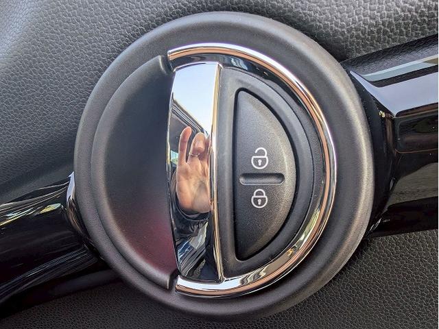 MINI 5ドア COOPER S 60イヤーズエディション シートヒーター アダクティブクルーズコントロール 革シート コンフォートアクセス インテリジェントセーフティー レインセンサー オートライト ドライビングモード コーナーセンサー(44枚目)