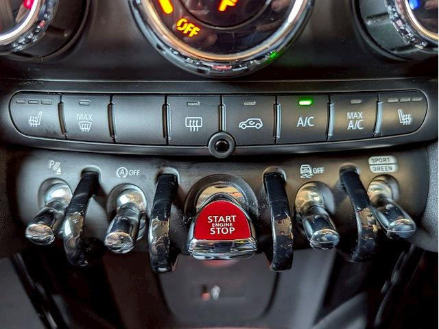 MINI 5ドア COOPER S 60イヤーズエディション シートヒーター アダクティブクルーズコントロール 革シート コンフォートアクセス インテリジェントセーフティー レインセンサー オートライト ドライビングモード コーナーセンサー(51枚目)