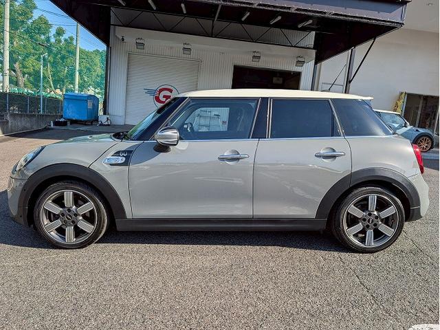 MINI 5ドア COOPER S 60イヤーズエディション シートヒーター アダクティブクルーズコントロール 革シート コンフォートアクセス インテリジェントセーフティー レインセンサー オートライト ドライビングモード コーナーセンサー(75枚目)