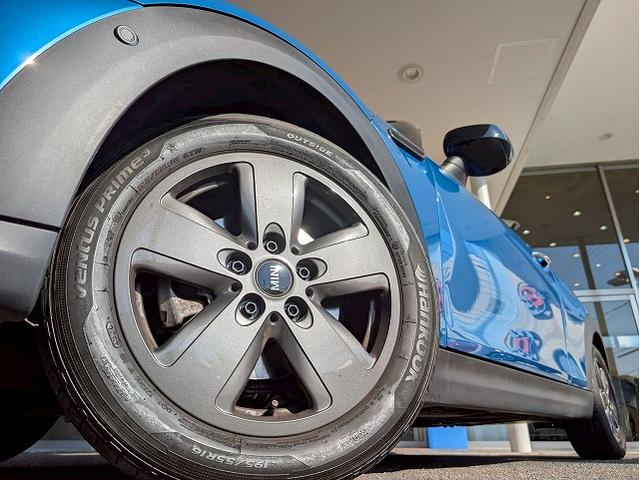 MINI クーパー コンバーチブル 純正HDDナビ バクカメラ シートヒーター アダプティブクルーズコントロール 前後コーナーセンサー ETC 衝突軽減 オートライト レインセンサー コンフォートアクセス ドライビングモード(21枚目)