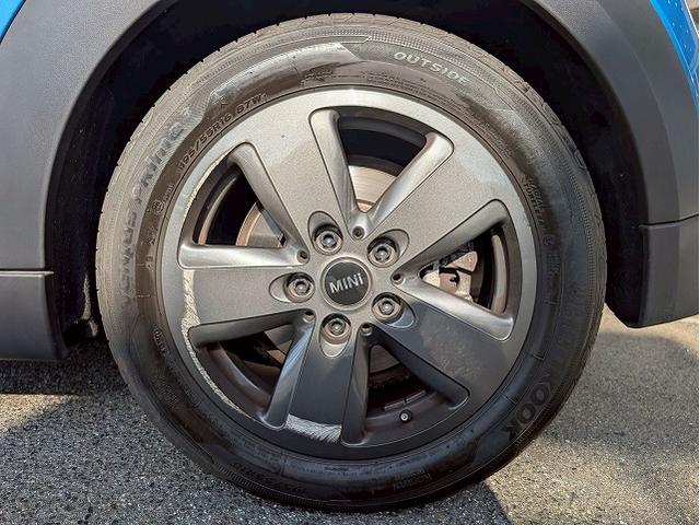 MINI クーパー コンバーチブル 純正HDDナビ バクカメラ シートヒーター アダプティブクルーズコントロール 前後コーナーセンサー ETC 衝突軽減 オートライト レインセンサー コンフォートアクセス ドライビングモード(23枚目)