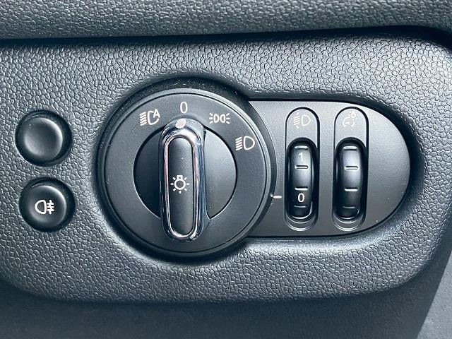 ＭＩＮＩ ジョンクーパーワークス　クラブマン　ワンオーナー　ＡｐｐｌｅＣａｒＰｌａｙ　バックカメラ　シートヒーター　アダプティブクルーズコントロール　前後コーナーセンサー　衝突軽減　ヘッドアップディスプレイ　パドルシフト　オートライト（41枚目）