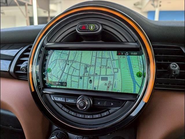 MINI 2ドア COOPER S 茶革シート シートヒーター 純正HDDナビ バックカメラ アダプティブクルーズコントロール 前後コーナーセンサー 衝突軽減 ミラーETC オートライト レインセンサー コンフォートアクセス(4枚目)