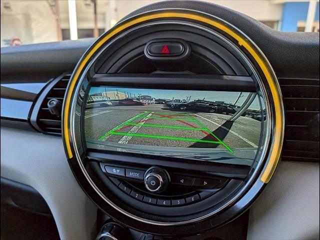 MINI クーパーSD 白革シート シートヒーター 純正ナビ バックカメラ クルーズコントロール オートライト レインセンサー コンフォートアクセス アイドリングストップ 横滑り防止装置 ミラーETC LEDヘッドライト(5枚目)