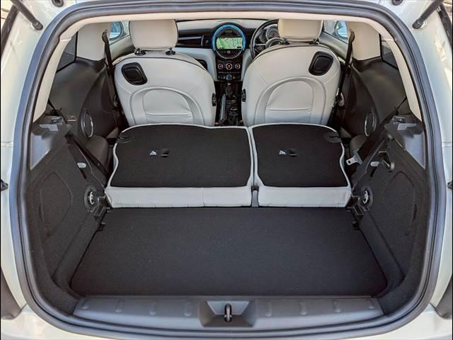 MINI クーパーSD 白革シート シートヒーター 純正ナビ バックカメラ クルーズコントロール オートライト レインセンサー コンフォートアクセス アイドリングストップ 横滑り防止装置 ミラーETC LEDヘッドライト(19枚目)