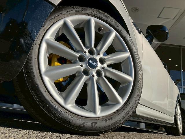 ＭＩＮＩ ディーゼル　ＣＯＯＰＥＲ　ＳＤ　ＲＨＤ　アダクティブクルーズコントロール　車高調　ミラーＥＴＣ　純正ナビ　バックカメラ　ヘッドアップディスプレイ　インテリジェントセーフティー　コンフォートアクセス　サイドスポイラー　レインセンサー（21枚目）