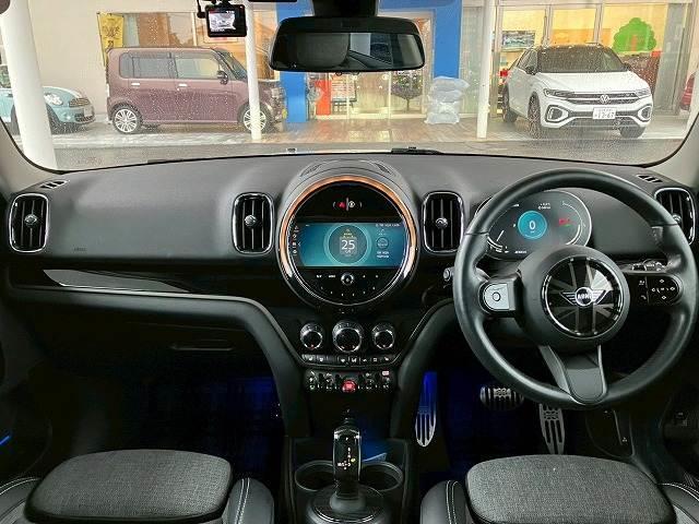 ＭＩＮＩ クーパーＤ　クロスオーバー　ワンオーナー　シートヒーター　クルーズコントロール　ドライビングモード　インテリジェントセーフティー　ＡｐｐｌｅＣａｒＰｌａｙ　バックカメラ　ミラーＥＴＣ　コンフォートアクセス　電動リアゲート（3枚目）