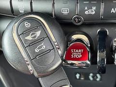 キーが車内にあればボタンでエンジン始動可能なキーレス＆プッシュスタートを装備。また低燃費運転をお楽しみいただけるアイドリングストップを装備。 7