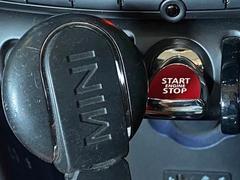キーが車内にあればボタンでエンジン始動可能なキーレス＆プッシュスタートを装備。また低燃費運転をお楽しみいただけるアイドリングストップを装備。 7