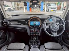 ＭＩＮＩならではのコックピット！！高級感があり、かつシンプルなデザインが飽きがこないとご好評いただいております。スイッチ一つ一つにも「こだわり」とセンスを感じます。 3