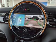 バックカメラ装備。後方確認に役立ち、楽々駐車やバックをしていただけます。 4