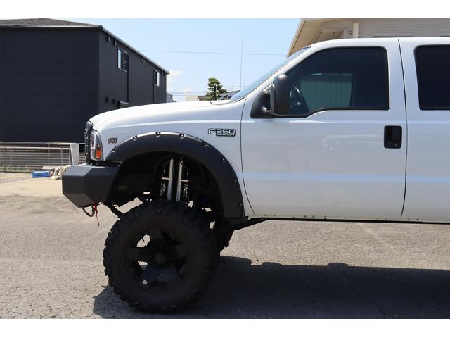 フォード Ｆ－２５０ スーパーデューティ　８インチリフトアップ　下廻り＆フェンダーラプター塗装　マグナフローマフラー　ＡＭＰ電動サイドステップ　ＸＤ２０インチアルミ＆マッドタイヤ　内装張替済み　パナ９インチナビ　Ｆ＋Ｓ＋Ｒカメラ（30枚目）
