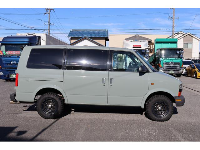 シボレーアストロ ＬＴ　正規Ｄ車　グレー全塗装済　リフトアップ　アメリカンレーシング１５インチＡＷ＆ブロックタイヤ　パナソニックフローティング地デジナビ＆バックＭ　５人乗り　セカンドシート外しリムジン仕様　レザーシート（4枚目）