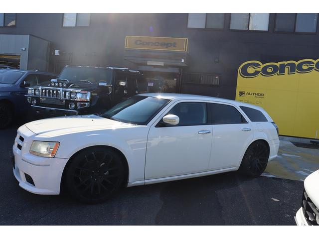 ダッジ・マグナム ＳＥ　ＳＲＴルックバンパー　ジオバンナ２２インチＡＷ　マグナフローマフラー　電子キー　パナソニック地デジナビ＆バックカメラ　天井ブラック張替済み　ＬＥＤテール　内装張替済み　管理顧客下取り車（4枚目）