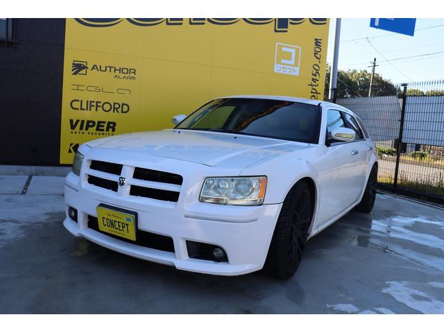 ダッジ・マグナム ＳＥ　ＳＲＴルックバンパー　ジオバンナ２２インチＡＷ　マグナフローマフラー　電子キー　パナソニック地デジナビ＆バックカメラ　天井ブラック張替済み　ＬＥＤテール　内装張替済み　管理顧客下取り車（6枚目）