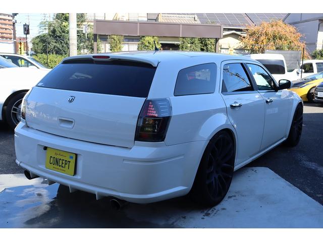 ダッジ・マグナム ＳＥ　ＳＲＴルックバンパー　ジオバンナ２２インチＡＷ　マグナフローマフラー　電子キー　パナソニック地デジナビ＆バックカメラ　天井ブラック張替済み　ＬＥＤテール　内装張替済み　管理顧客下取り車（9枚目）