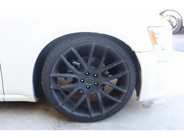 ダッジ・マグナム ＳＥ　ＳＲＴルックバンパー　ジオバンナ２２インチＡＷ　マグナフローマフラー　電子キー　パナソニック地デジナビ＆バックカメラ　天井ブラック張替済み　ＬＥＤテール　内装張替済み　管理顧客下取り車（19枚目）