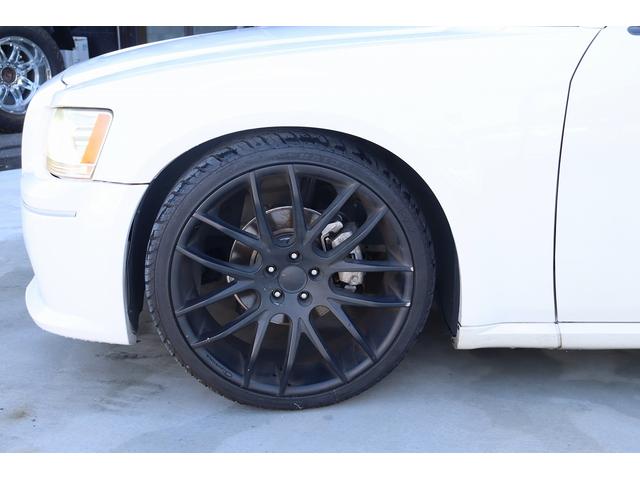 ダッジ・マグナム ＳＥ　ＳＲＴルックバンパー　ジオバンナ２２インチＡＷ　マグナフローマフラー　電子キー　パナソニック地デジナビ＆バックカメラ　天井ブラック張替済み　ＬＥＤテール　内装張替済み　管理顧客下取り車（21枚目）