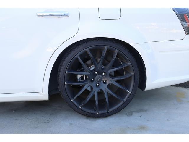 ダッジ・マグナム ＳＥ　ＳＲＴルックバンパー　ジオバンナ２２インチＡＷ　マグナフローマフラー　電子キー　パナソニック地デジナビ＆バックカメラ　天井ブラック張替済み　ＬＥＤテール　内装張替済み　管理顧客下取り車（22枚目）