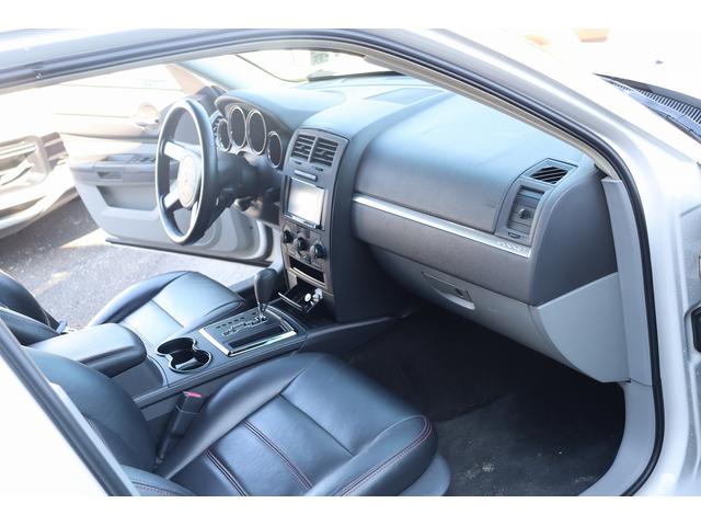 ダッジ・マグナム ＳＥ　ＳＲＴルックバンパー　ジオバンナ２２インチＡＷ　マグナフローマフラー　電子キー　パナソニック地デジナビ＆バックカメラ　天井ブラック張替済み　ＬＥＤテール　内装張替済み　管理顧客下取り車（39枚目）