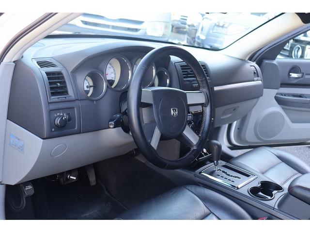 ダッジ・マグナム ＳＥ　ＳＲＴルックバンパー　ジオバンナ２２インチＡＷ　マグナフローマフラー　電子キー　パナソニック地デジナビ＆バックカメラ　天井ブラック張替済み　ＬＥＤテール　内装張替済み　管理顧客下取り車（41枚目）