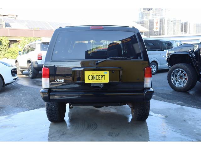 ジープ・チェロキー リミテッド　リフトアップ　１８インチＡＷ＆Ｍ／Ｔタイヤ　社外オーバーフェンダー　赤／白テール　パナソニック２ＤＩＮナビ＆バックカメラ　前後ドラレコ　ＥＴＣ　バイパーキーレス　エンジンルームＰＣＭリビルト済　下取（3枚目）