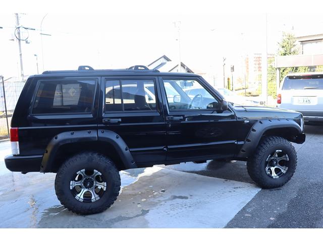 ジープ・チェロキー リミテッド　リフトアップ　１８インチＡＷ＆Ｍ／Ｔタイヤ　社外オーバーフェンダー　赤／白テール　パナソニック２ＤＩＮナビ＆バックカメラ　前後ドラレコ　ＥＴＣ　バイパーキーレス　エンジンルームＰＣＭリビルト済　下取（4枚目）