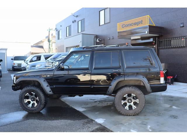 ジープ・チェロキー リミテッド　リフトアップ　１８インチＡＷ＆Ｍ／Ｔタイヤ　社外オーバーフェンダー　赤／白テール　パナソニック２ＤＩＮナビ＆バックカメラ　前後ドラレコ　ＥＴＣ　バイパーキーレス　エンジンルームＰＣＭリビルト済　下取（5枚目）