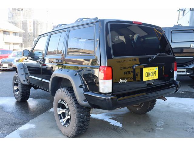 ジープ・チェロキー リミテッド　リフトアップ　１８インチＡＷ＆Ｍ／Ｔタイヤ　社外オーバーフェンダー　赤／白テール　パナソニック２ＤＩＮナビ＆バックカメラ　前後ドラレコ　ＥＴＣ　バイパーキーレス　エンジンルームＰＣＭリビルト済　下取（8枚目）