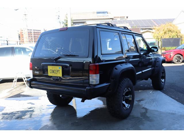 ジープ・チェロキー リミテッド　リフトアップ　１８インチＡＷ＆Ｍ／Ｔタイヤ　社外オーバーフェンダー　赤／白テール　パナソニック２ＤＩＮナビ＆バックカメラ　前後ドラレコ　ＥＴＣ　バイパーキーレス　エンジンルームＰＣＭリビルト済　下取（9枚目）