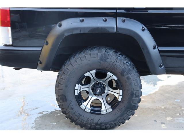 ジープ・チェロキー リミテッド　リフトアップ　１８インチＡＷ＆Ｍ／Ｔタイヤ　社外オーバーフェンダー　赤／白テール　パナソニック２ＤＩＮナビ＆バックカメラ　前後ドラレコ　ＥＴＣ　バイパーキーレス　エンジンルームＰＣＭリビルト済　下取（20枚目）