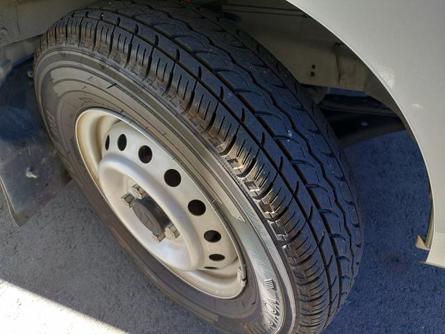 キャリイトラック ＫＣスペシャル　ワンオーナー　禁煙車　修復歴無　パートタイム４ＷＤ　５ＭＴ　パワーウインドー　キーレスエントリー　ＣＤ　ラジオ　ＵＳＢ　ＳＤカード　ＡＵＸ　大型アングルポスト　エアコン　パワステ（8枚目）