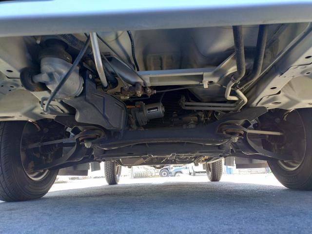 キャリイトラック ＫＣスペシャル　ワンオーナー　禁煙車　修復歴無　パートタイム４ＷＤ　５ＭＴ　パワーウインドー　キーレスエントリー　ＣＤ　ラジオ　ＵＳＢ　ＳＤカード　ＡＵＸ　大型アングルポスト　エアコン　パワステ（9枚目）