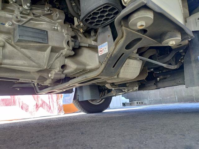 キャリイトラック ＫＣスペシャル　ワンオーナー　禁煙車　修復歴無　パートタイム４ＷＤ　５ＭＴ　パワーウインドー　キーレスエントリー　ＣＤ　ラジオ　ＵＳＢ　ＳＤカード　ＡＵＸ　大型アングルポスト　エアコン　パワステ（10枚目）