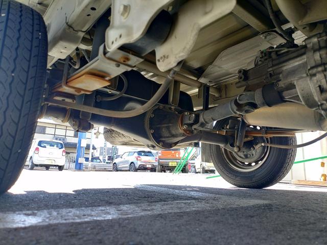 キャリイトラック ＫＣスペシャル　ワンオーナー　禁煙車　修復歴無　パートタイム４ＷＤ　５ＭＴ　パワーウインドー　キーレスエントリー　ＣＤ　ラジオ　ＵＳＢ　ＳＤカード　ＡＵＸ　大型アングルポスト　エアコン　パワステ（11枚目）