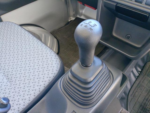 キャリイトラック ＫＣスペシャル　ワンオーナー　禁煙車　修復歴無　パートタイム４ＷＤ　５ＭＴ　パワーウインドー　キーレスエントリー　ＣＤ　ラジオ　ＵＳＢ　ＳＤカード　ＡＵＸ　大型アングルポスト　エアコン　パワステ（20枚目）