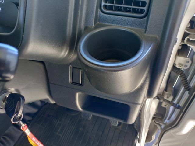 キャリイトラック ＫＣスペシャル　ワンオーナー　禁煙車　修復歴無　パートタイム４ＷＤ　５ＭＴ　パワーウインドー　キーレスエントリー　ＣＤ　ラジオ　ＵＳＢ　ＳＤカード　ＡＵＸ　大型アングルポスト　エアコン　パワステ（24枚目）